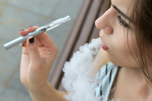 Load image into Gallery viewer, BT350V is a variable voltage battery. Different cartridges come with a wide range of resistance in the atomizers, so it’s important for a battery to be able to adapt on the fly. Quickly cycle through three different voltage settings (3.2V, 3.6V, 4.0V) with 3 clicks of the button. The preheat function (2 clicks) gently warms up the oil for a short time to help gear it up for a good hearty rip.